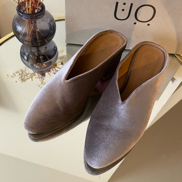 Urban Outfitters Velvet Mule - Picture 3 of 3